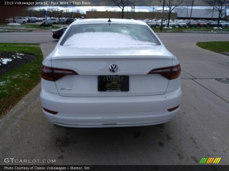 Pure White / Titan Black 2019 Volkswagen Jetta SE