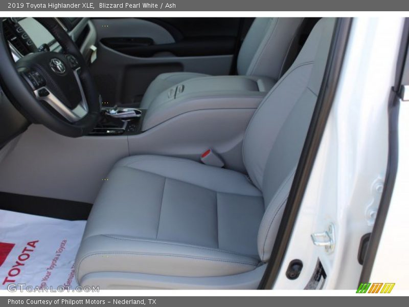 Blizzard Pearl White / Ash 2019 Toyota Highlander XLE