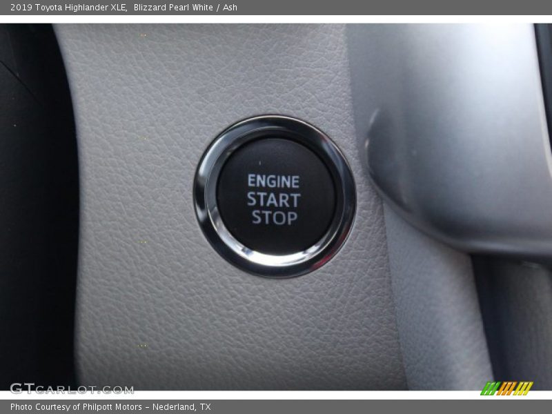 Blizzard Pearl White / Ash 2019 Toyota Highlander XLE