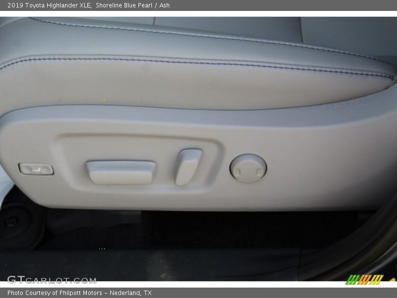 Shoreline Blue Pearl / Ash 2019 Toyota Highlander XLE