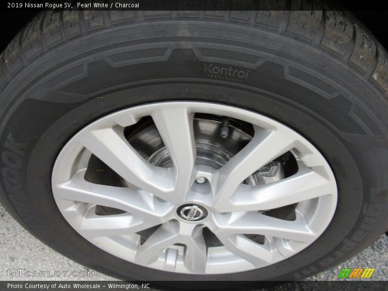 Pearl White / Charcoal 2019 Nissan Rogue SV