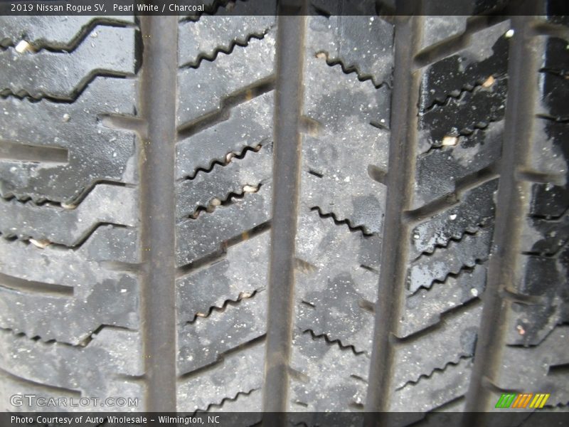 Pearl White / Charcoal 2019 Nissan Rogue SV