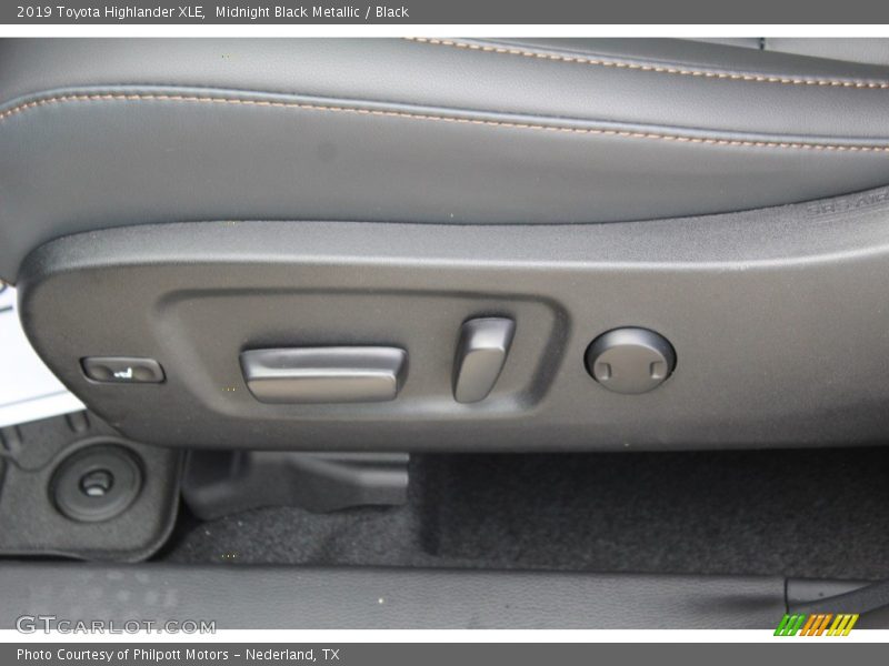 Midnight Black Metallic / Black 2019 Toyota Highlander XLE