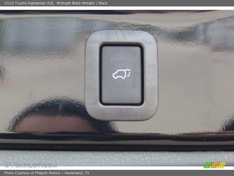 Midnight Black Metallic / Black 2019 Toyota Highlander XLE