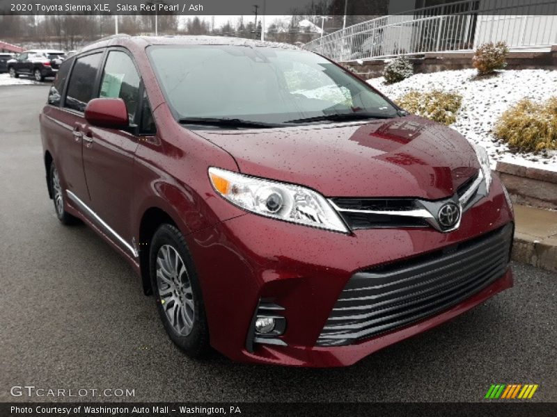 Front 3/4 View of 2020 Sienna XLE