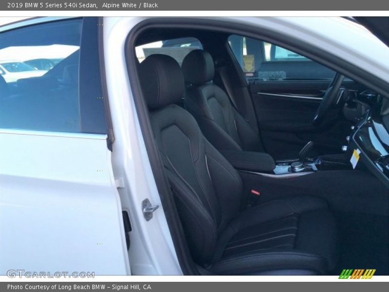 Alpine White / Black 2019 BMW 5 Series 540i Sedan