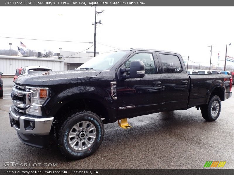Front 3/4 View of 2020 F350 Super Duty XLT Crew Cab 4x4