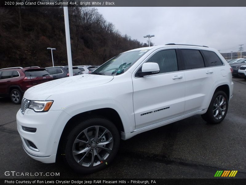 Front 3/4 View of 2020 Grand Cherokee Summit 4x4