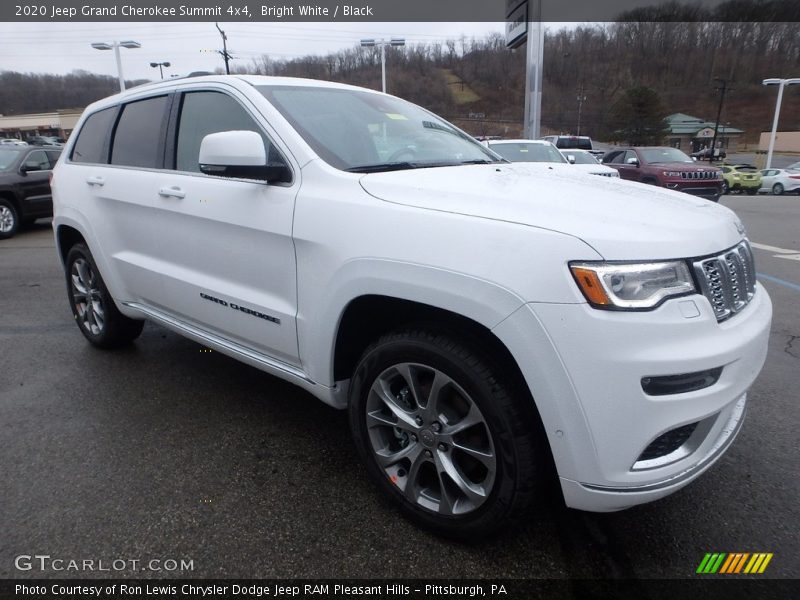 Front 3/4 View of 2020 Grand Cherokee Summit 4x4