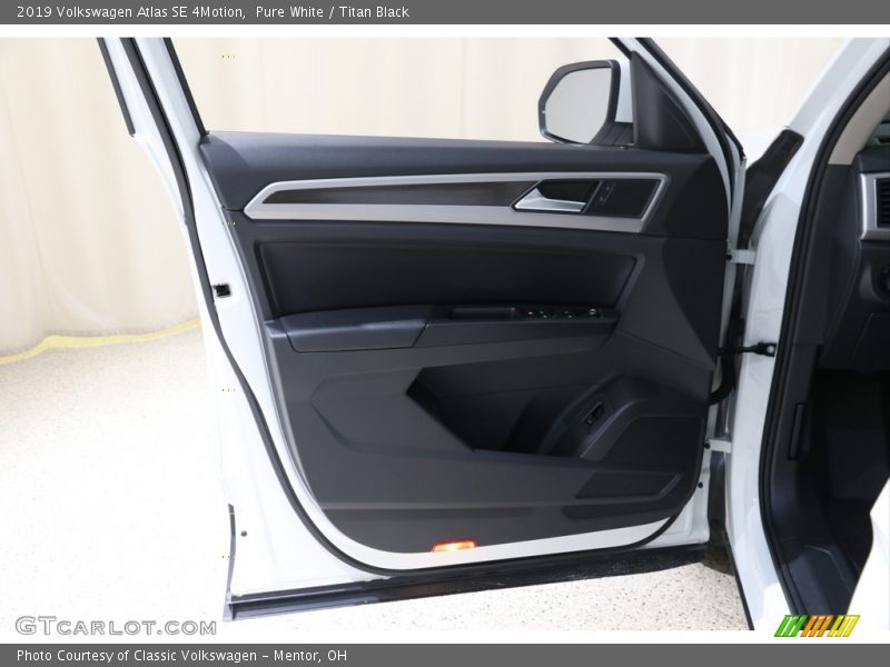 Pure White / Titan Black 2019 Volkswagen Atlas SE 4Motion