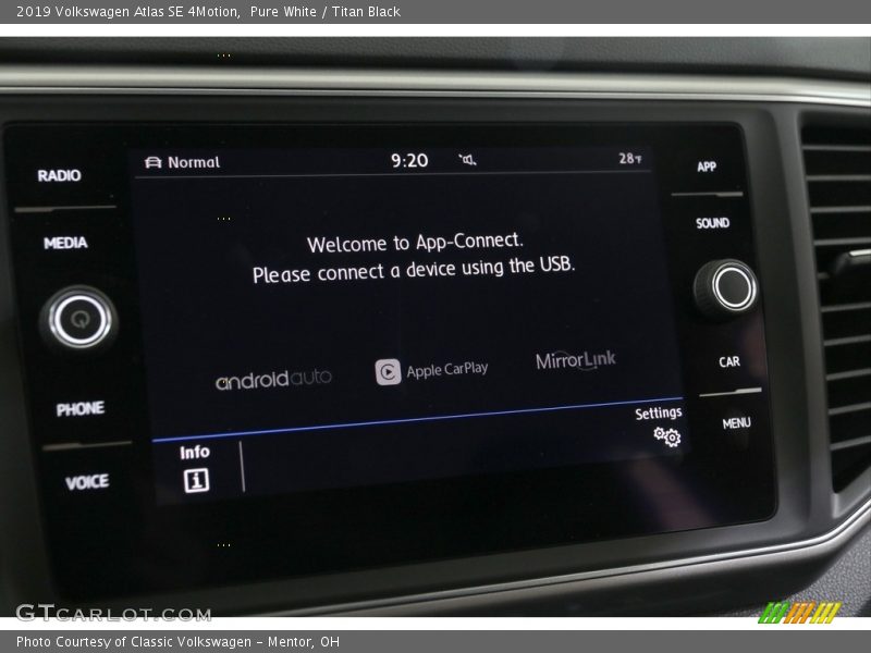 Pure White / Titan Black 2019 Volkswagen Atlas SE 4Motion