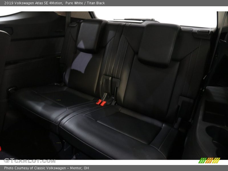 Pure White / Titan Black 2019 Volkswagen Atlas SE 4Motion