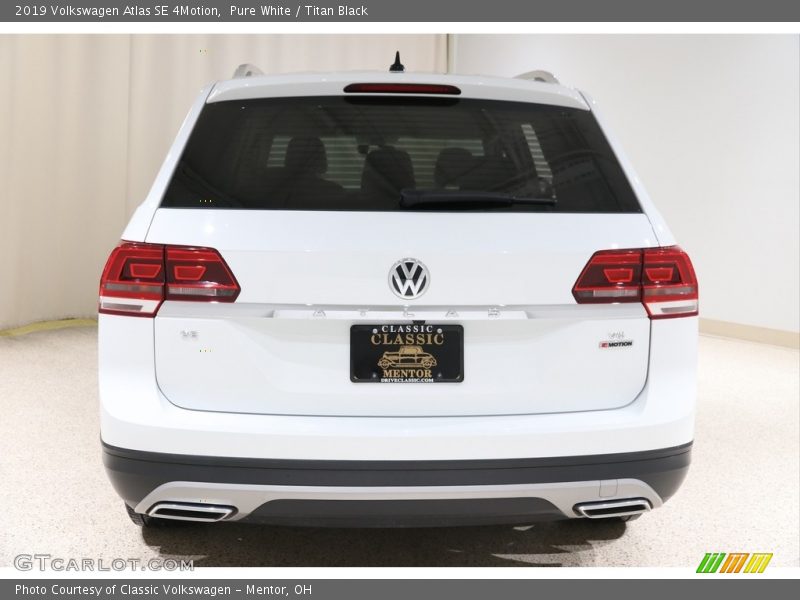 Pure White / Titan Black 2019 Volkswagen Atlas SE 4Motion