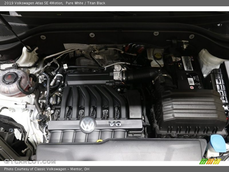 Pure White / Titan Black 2019 Volkswagen Atlas SE 4Motion
