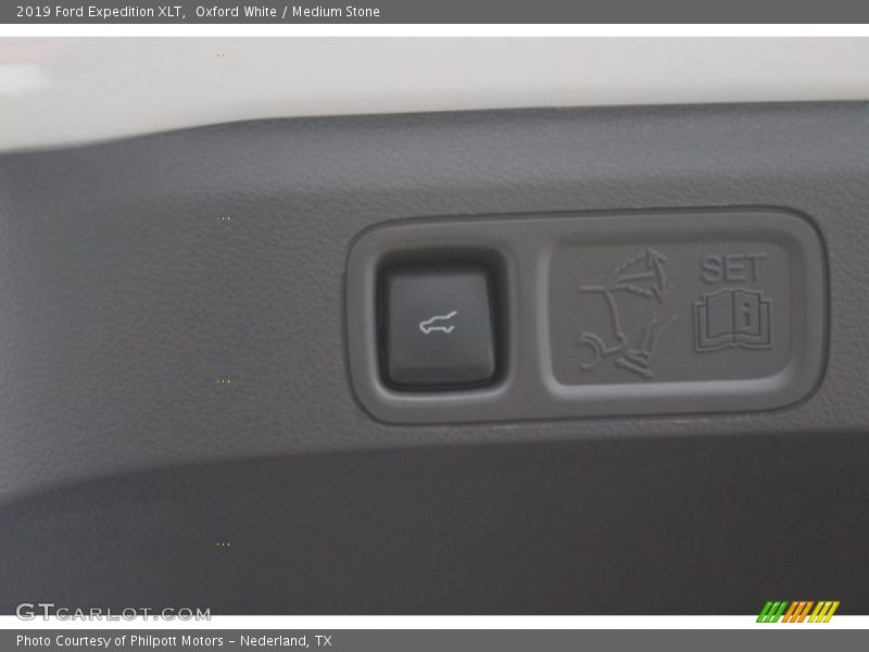 Oxford White / Medium Stone 2019 Ford Expedition XLT