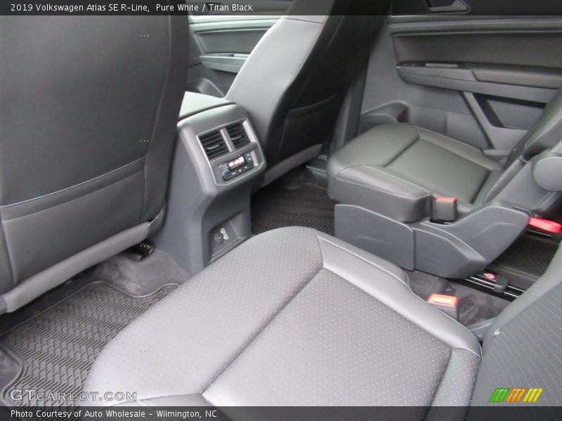 Pure White / Titan Black 2019 Volkswagen Atlas SE R-Line
