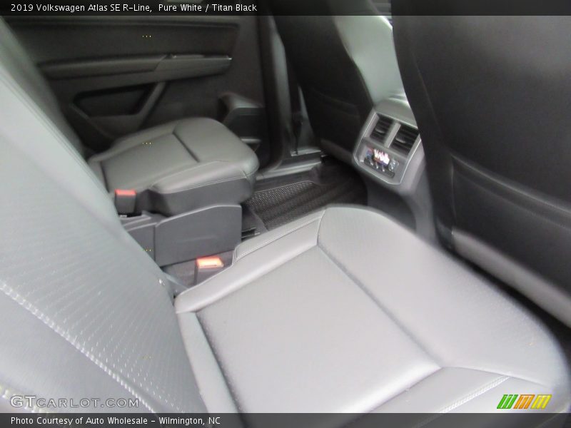 Pure White / Titan Black 2019 Volkswagen Atlas SE R-Line