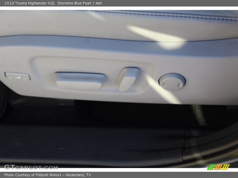 Shoreline Blue Pearl / Ash 2019 Toyota Highlander XLE