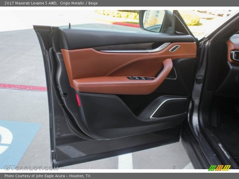 Door Panel of 2017 Levante S AWD