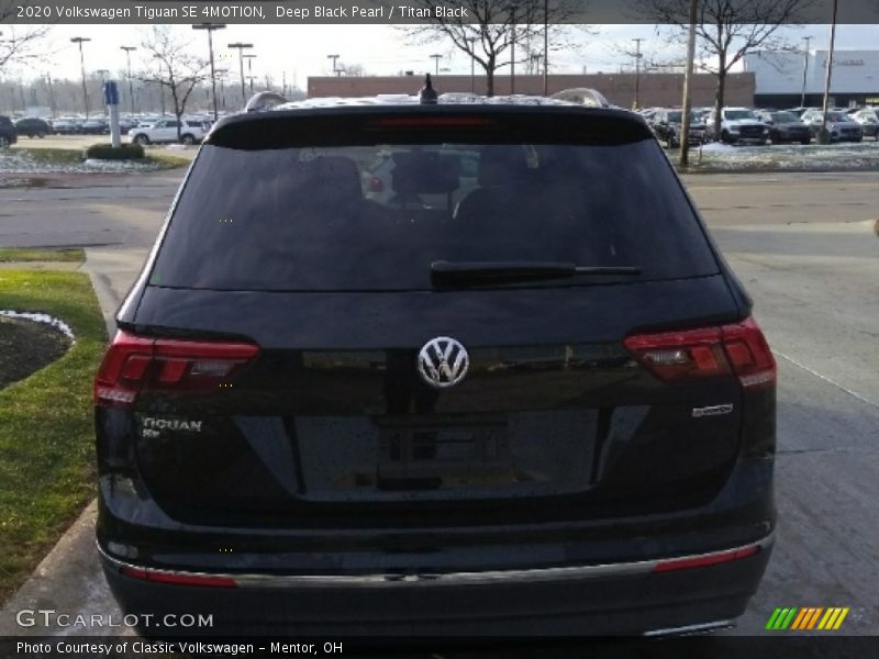 Deep Black Pearl / Titan Black 2020 Volkswagen Tiguan SE 4MOTION