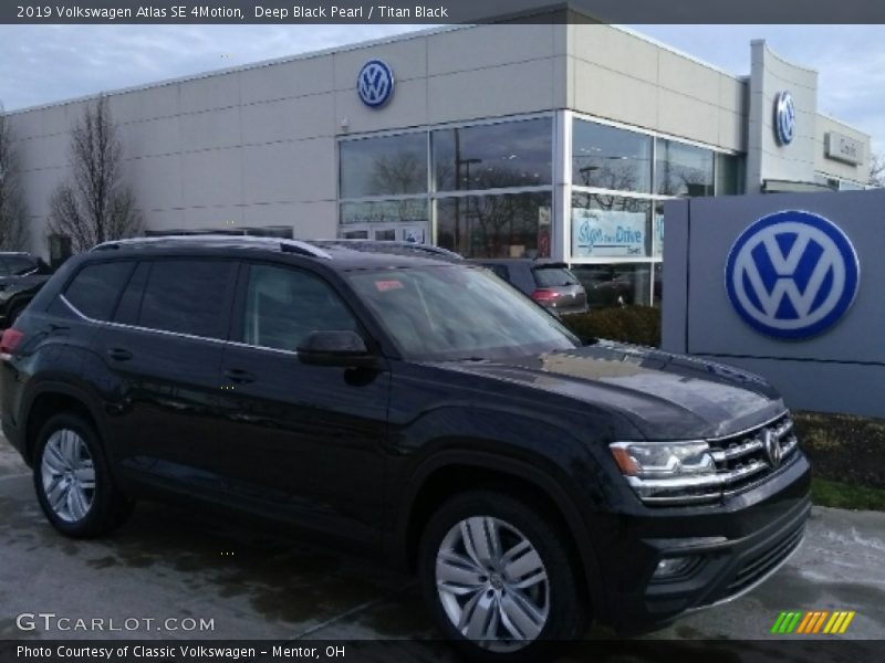 Deep Black Pearl / Titan Black 2019 Volkswagen Atlas SE 4Motion