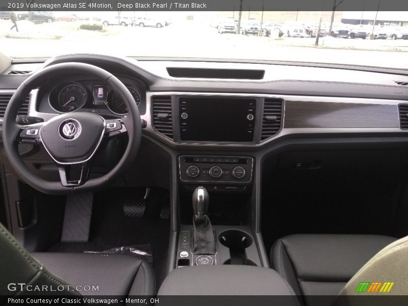 Deep Black Pearl / Titan Black 2019 Volkswagen Atlas SE 4Motion