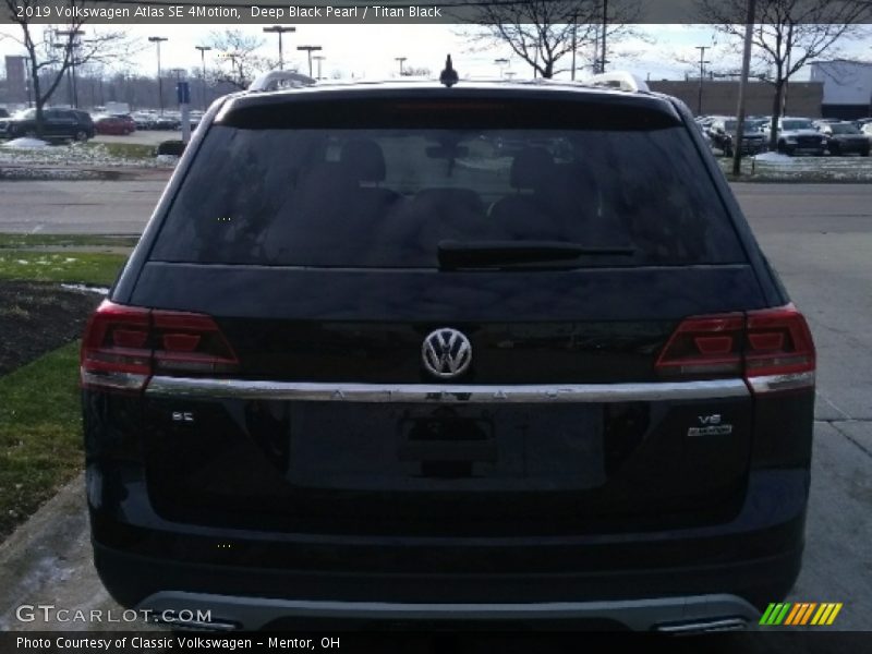 Deep Black Pearl / Titan Black 2019 Volkswagen Atlas SE 4Motion