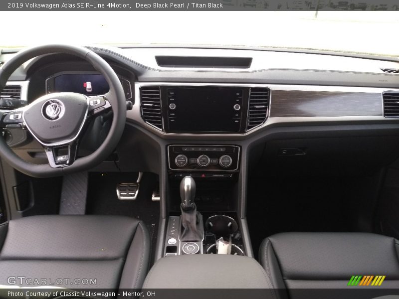 Deep Black Pearl / Titan Black 2019 Volkswagen Atlas SE R-Line 4Motion