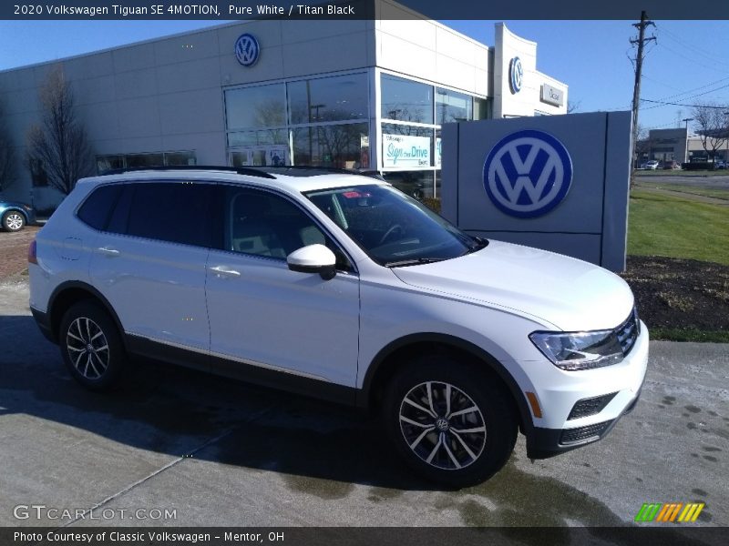 Pure White / Titan Black 2020 Volkswagen Tiguan SE 4MOTION