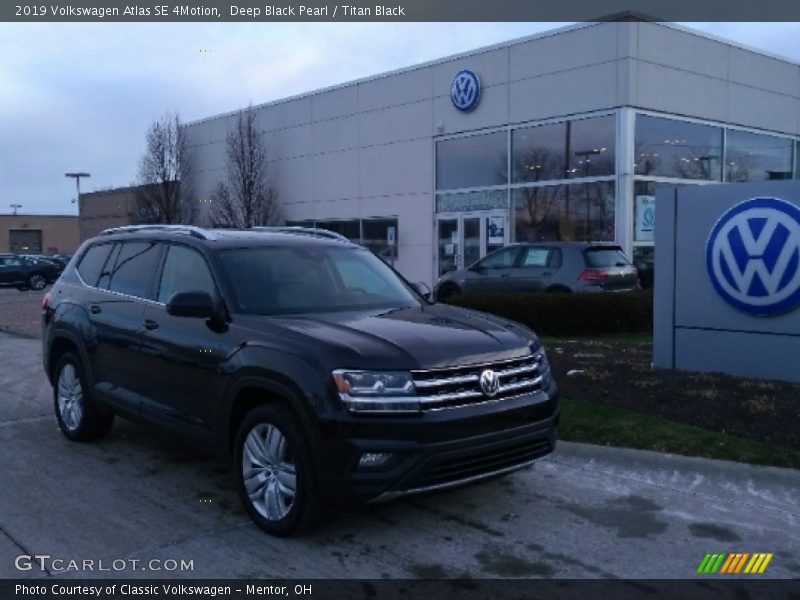 Deep Black Pearl / Titan Black 2019 Volkswagen Atlas SE 4Motion