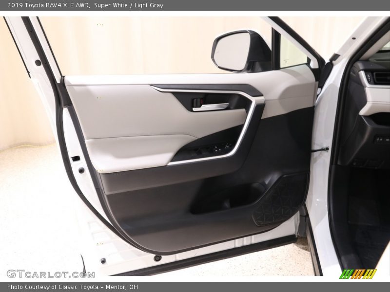 Super White / Light Gray 2019 Toyota RAV4 XLE AWD
