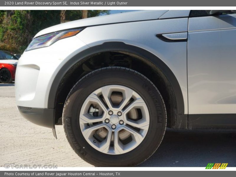 Indus Silver Metallic / Light Oyster 2020 Land Rover Discovery Sport SE