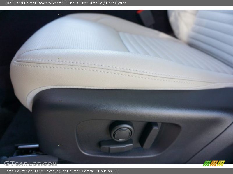 Indus Silver Metallic / Light Oyster 2020 Land Rover Discovery Sport SE