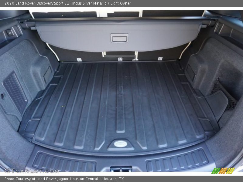 Indus Silver Metallic / Light Oyster 2020 Land Rover Discovery Sport SE
