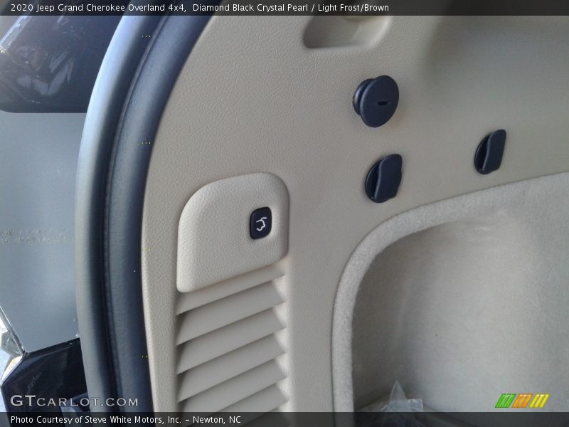 Diamond Black Crystal Pearl / Light Frost/Brown 2020 Jeep Grand Cherokee Overland 4x4
