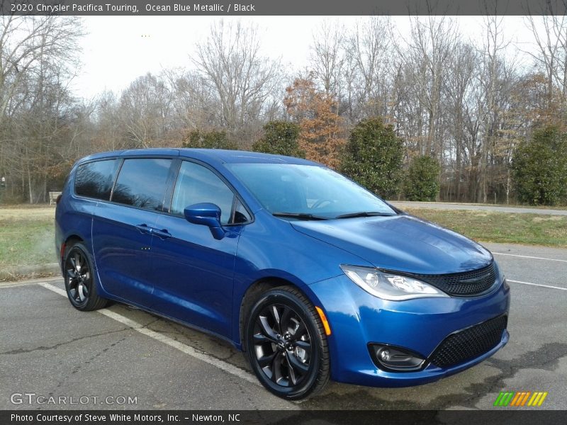 Front 3/4 View of 2020 Pacifica Touring