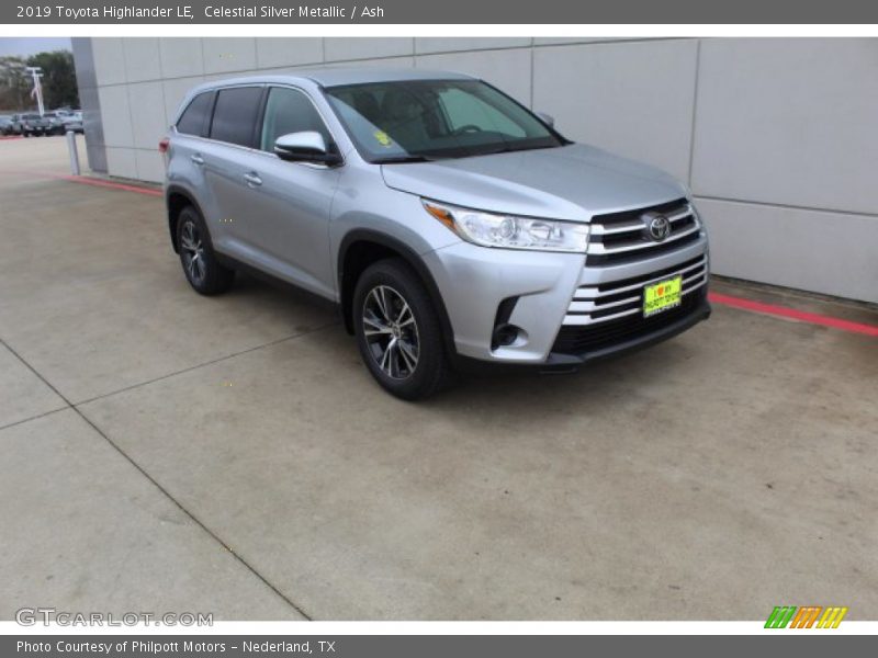 Front 3/4 View of 2019 Highlander LE