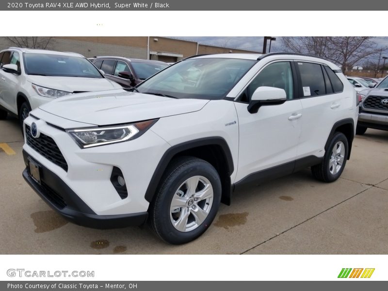 Front 3/4 View of 2020 RAV4 XLE AWD Hybrid