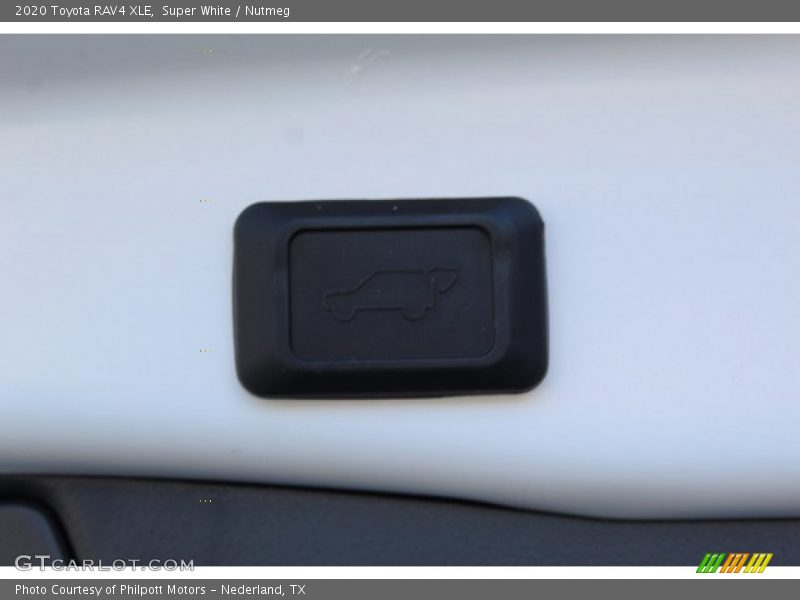 Super White / Nutmeg 2020 Toyota RAV4 XLE