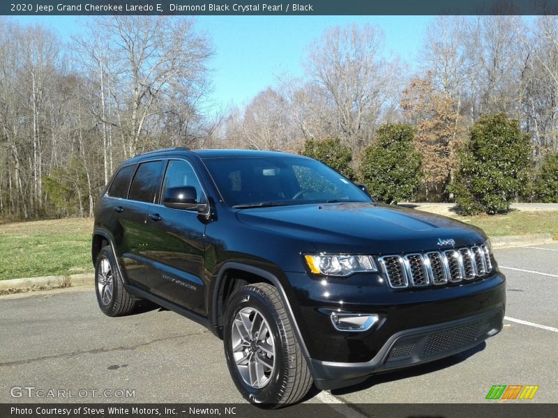 Front 3/4 View of 2020 Grand Cherokee Laredo E