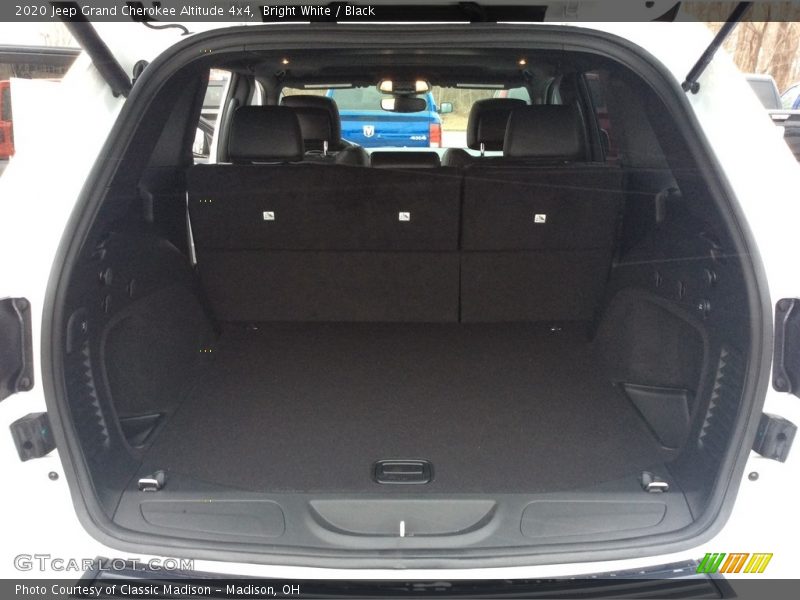  2020 Grand Cherokee Altitude 4x4 Trunk