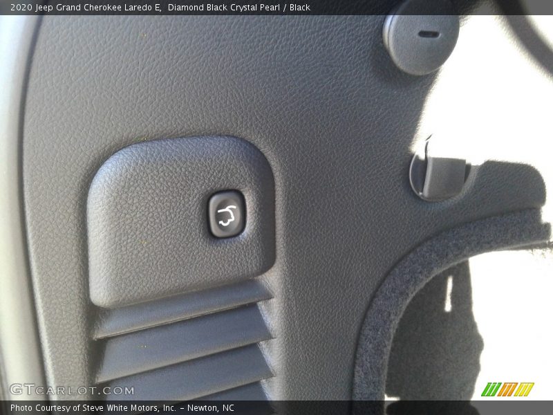 Diamond Black Crystal Pearl / Black 2020 Jeep Grand Cherokee Laredo E