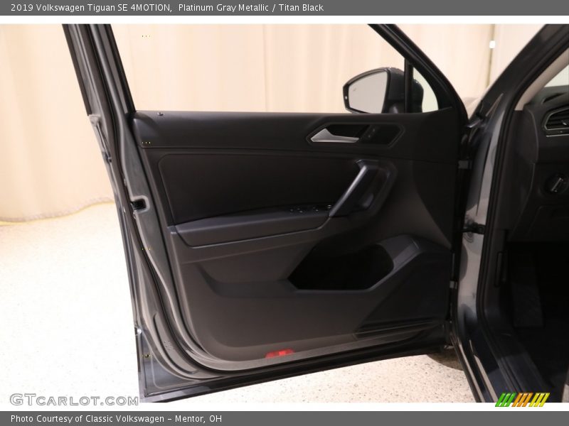 Platinum Gray Metallic / Titan Black 2019 Volkswagen Tiguan SE 4MOTION