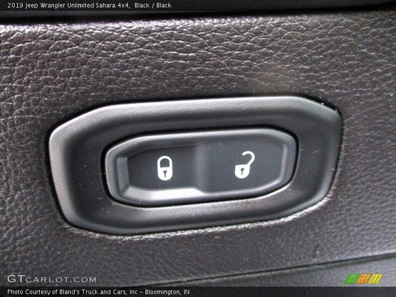 Black / Black 2019 Jeep Wrangler Unlimited Sahara 4x4