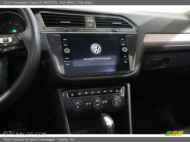 Pure White / Titan Black 2019 Volkswagen Tiguan SE 4MOTION