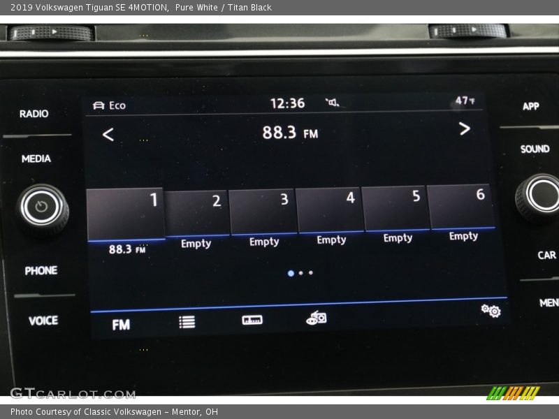 Pure White / Titan Black 2019 Volkswagen Tiguan SE 4MOTION
