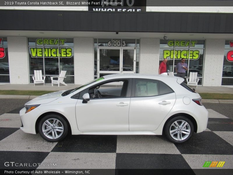 Blizzard White Pearl / Moonstone 2019 Toyota Corolla Hatchback SE