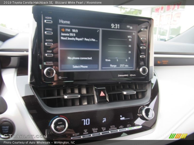 Blizzard White Pearl / Moonstone 2019 Toyota Corolla Hatchback SE