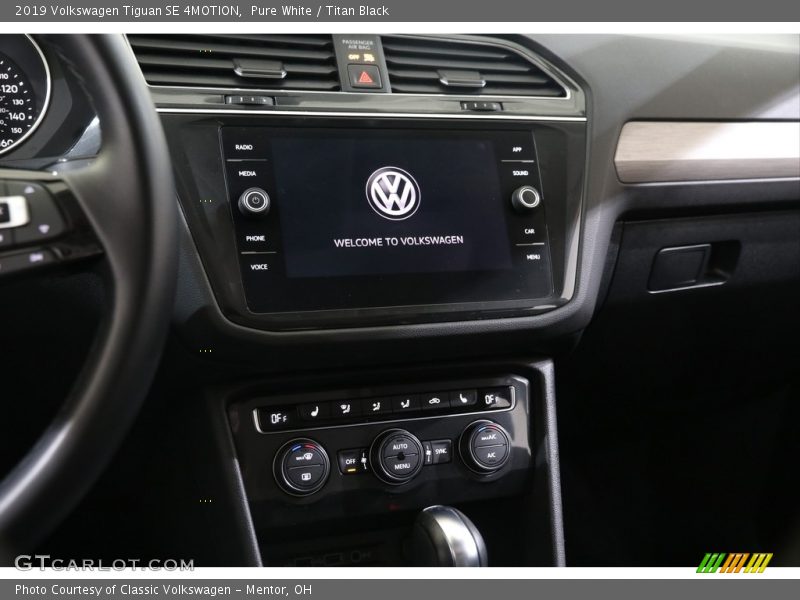 Pure White / Titan Black 2019 Volkswagen Tiguan SE 4MOTION