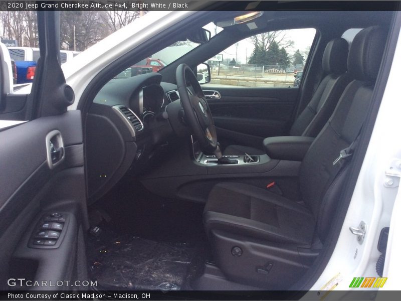 Bright White / Black 2020 Jeep Grand Cherokee Altitude 4x4
